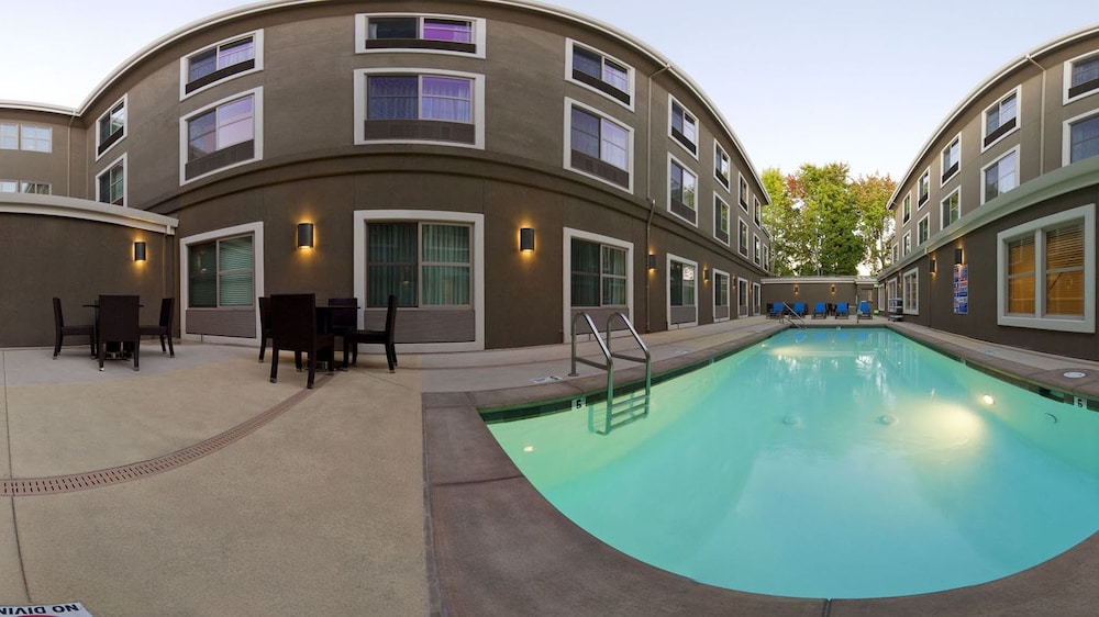 Holiday Inn Express Hotel Suites Santa Cruz 5/72