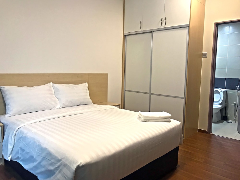 One Amerin Mall & Suites 4/50
