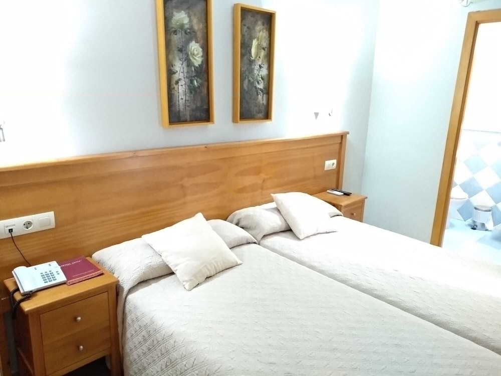 ROOM, TWIN BEDS