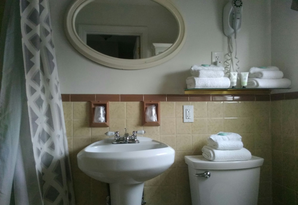 Colonial Inn Seekonk 34/58