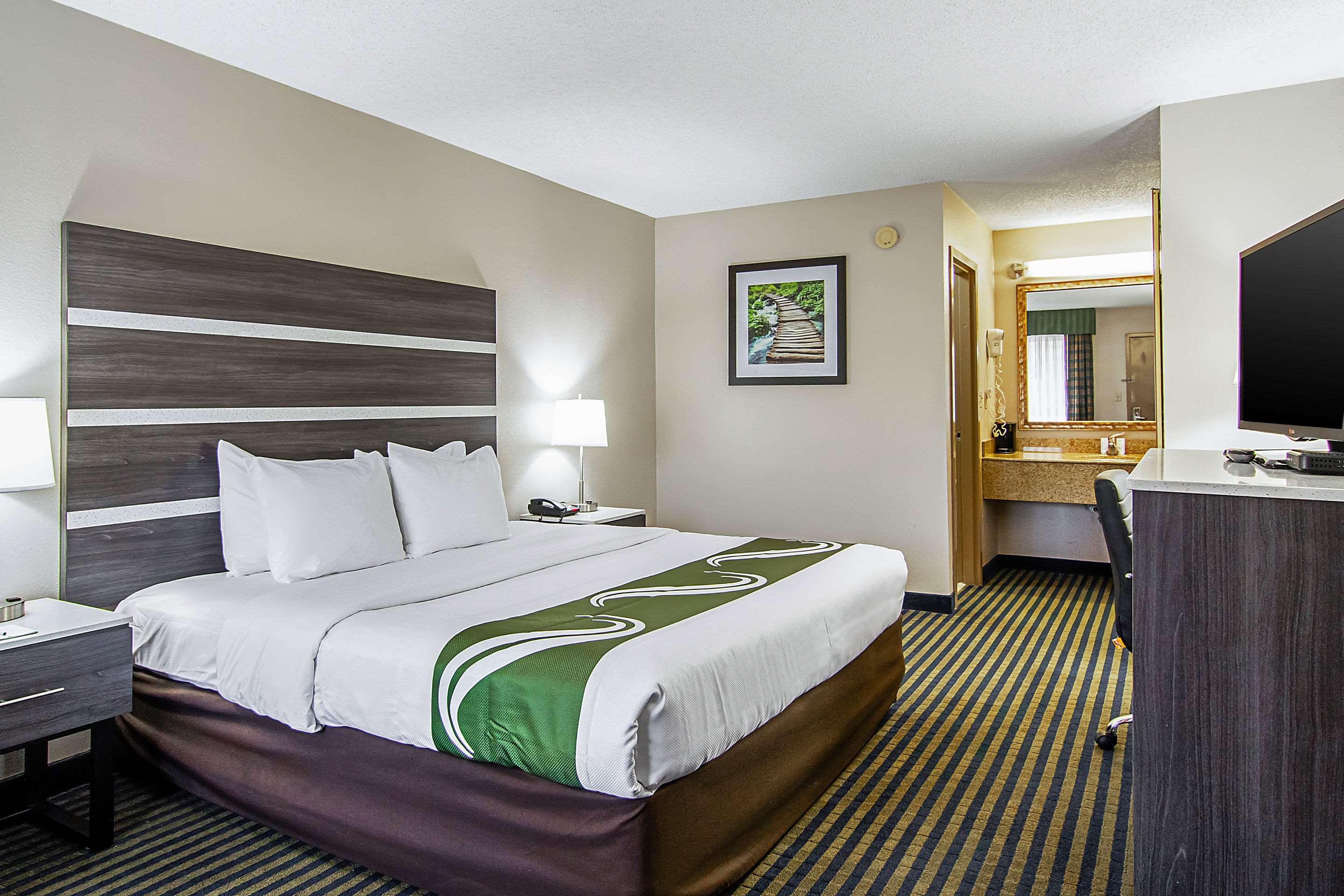ROOM, KING BED