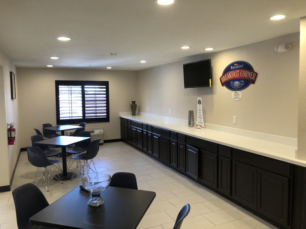 Baymont by Wyndham Phoenix I-10 near 51st Ave 44/55