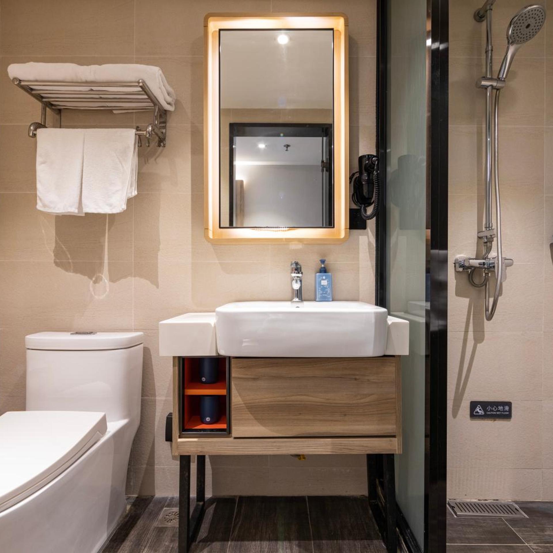 HanTing Premium Hotel (Shanghai Loushanguan Road Subway Station) 43/50