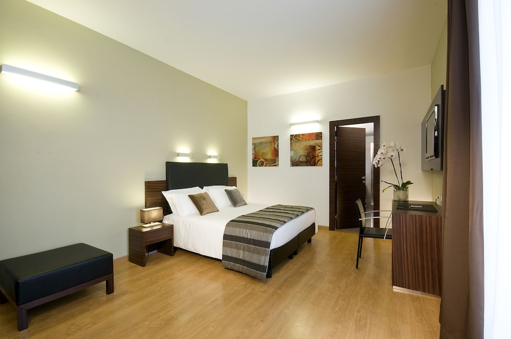 ROOM, QUADRUPLE