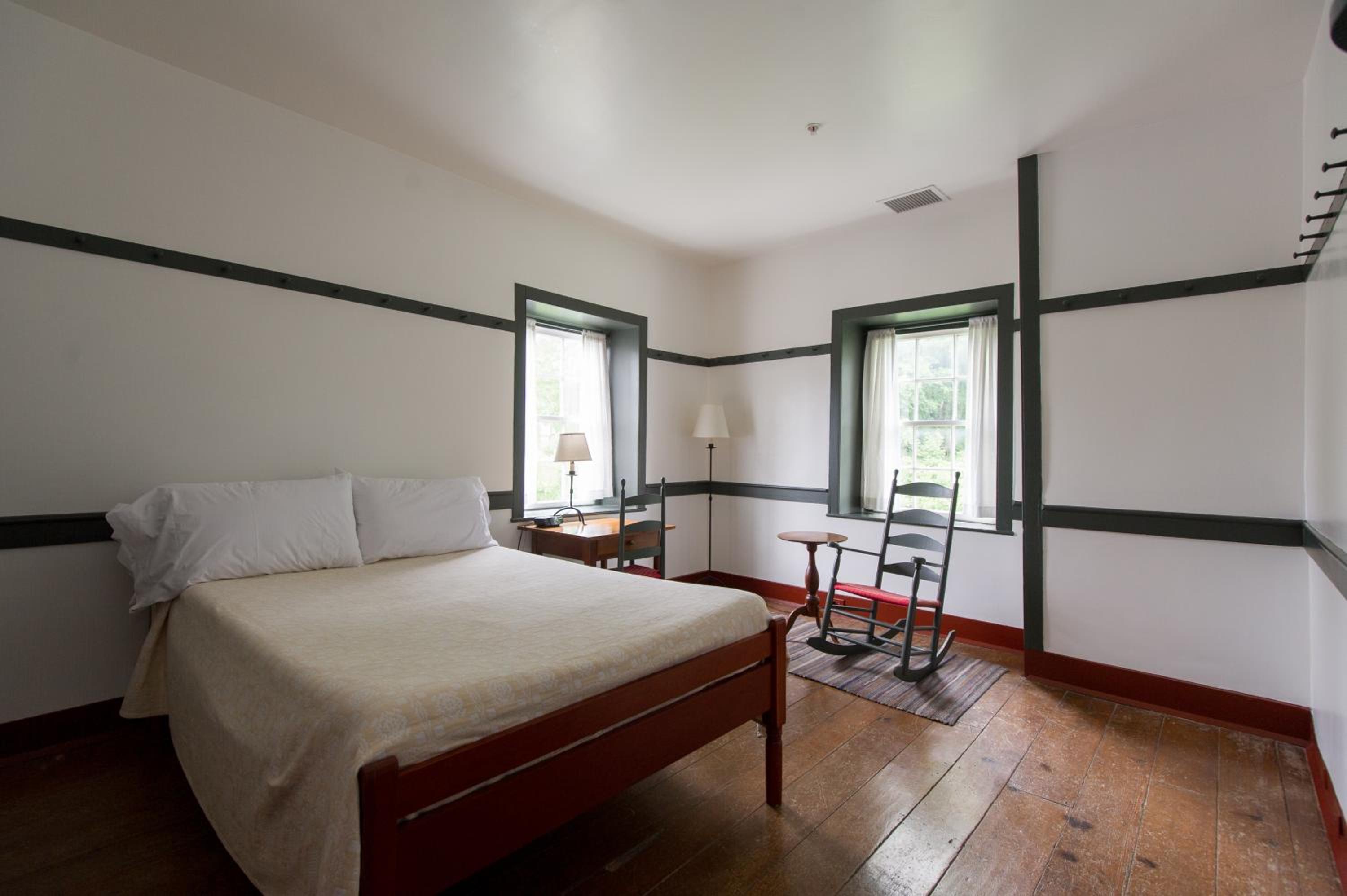 West, Queen Bed