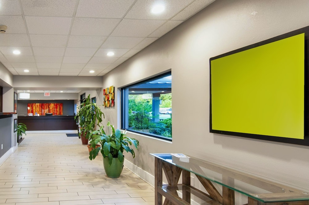 Days Inn & Suites by Wyndham Johnson City 24/36