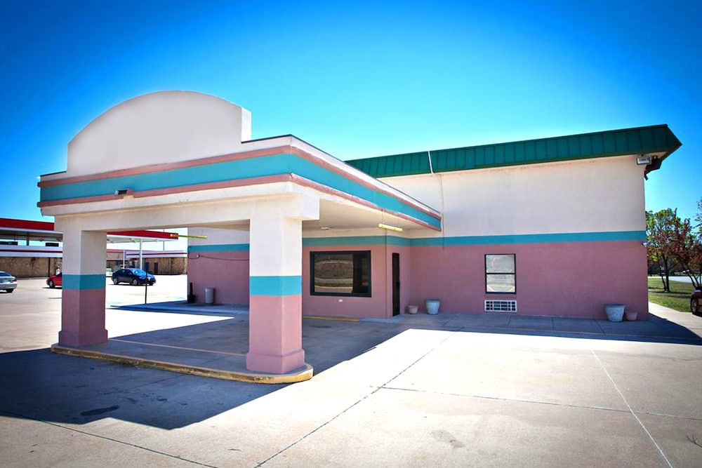 Days Inn by Wyndham Park City Kansas 25/28