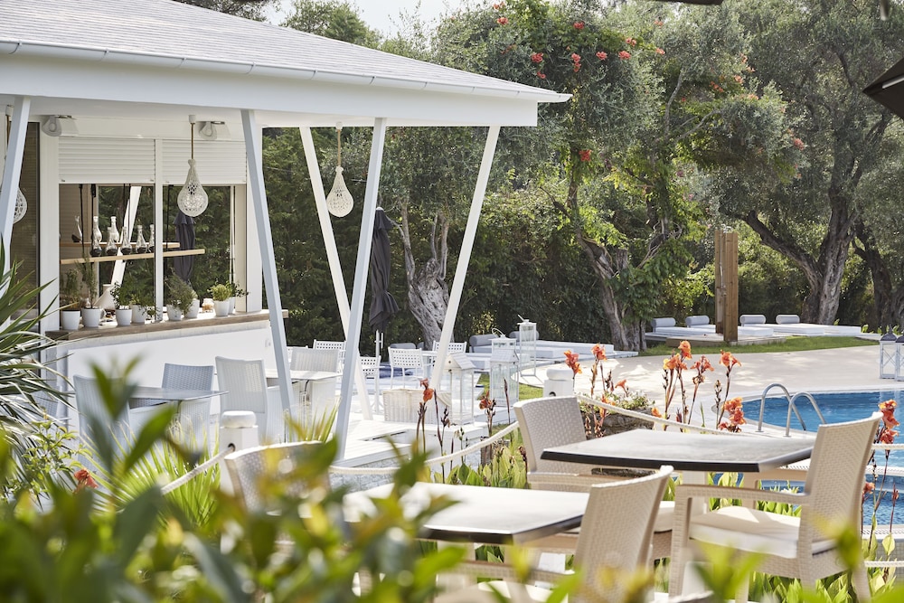Mr & Mrs White Corfu in Acharavi