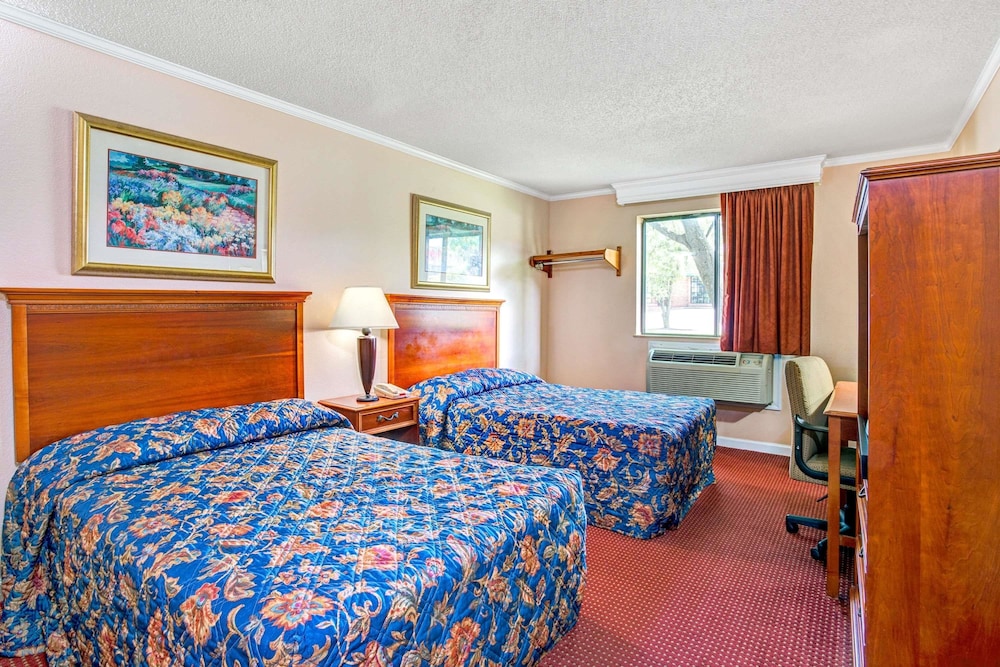Red Roof Inn Suffolk 8/21