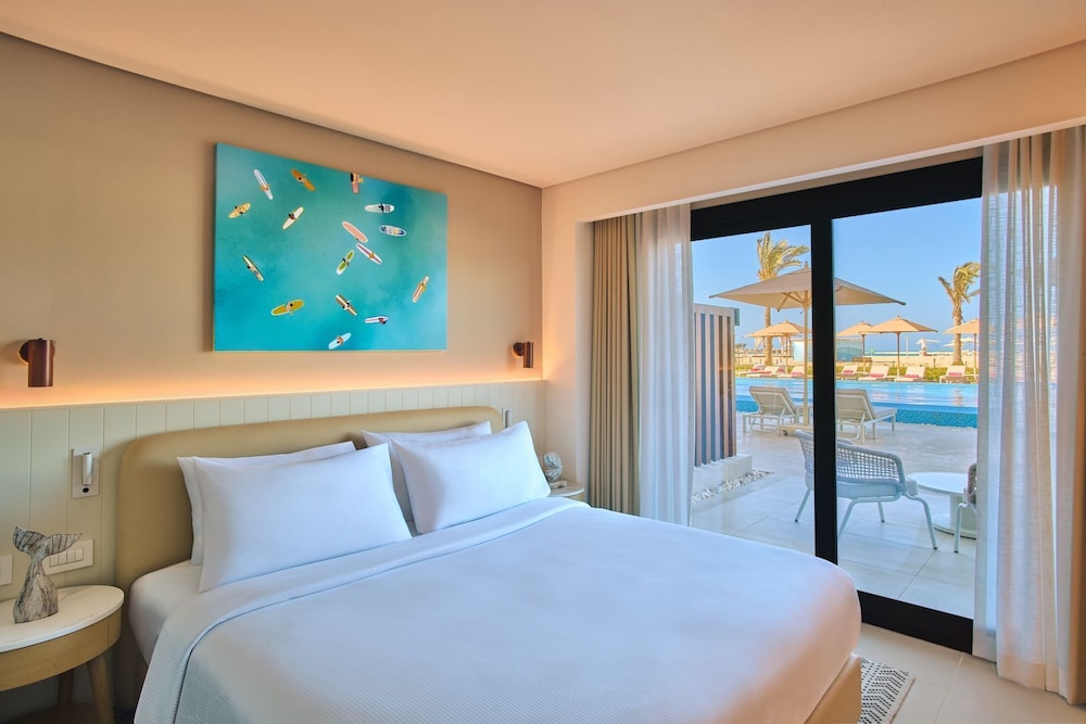 3 Bedrooms, Suite, Twin Beds, 2 King Beds, Sea View, Direct Pool Access