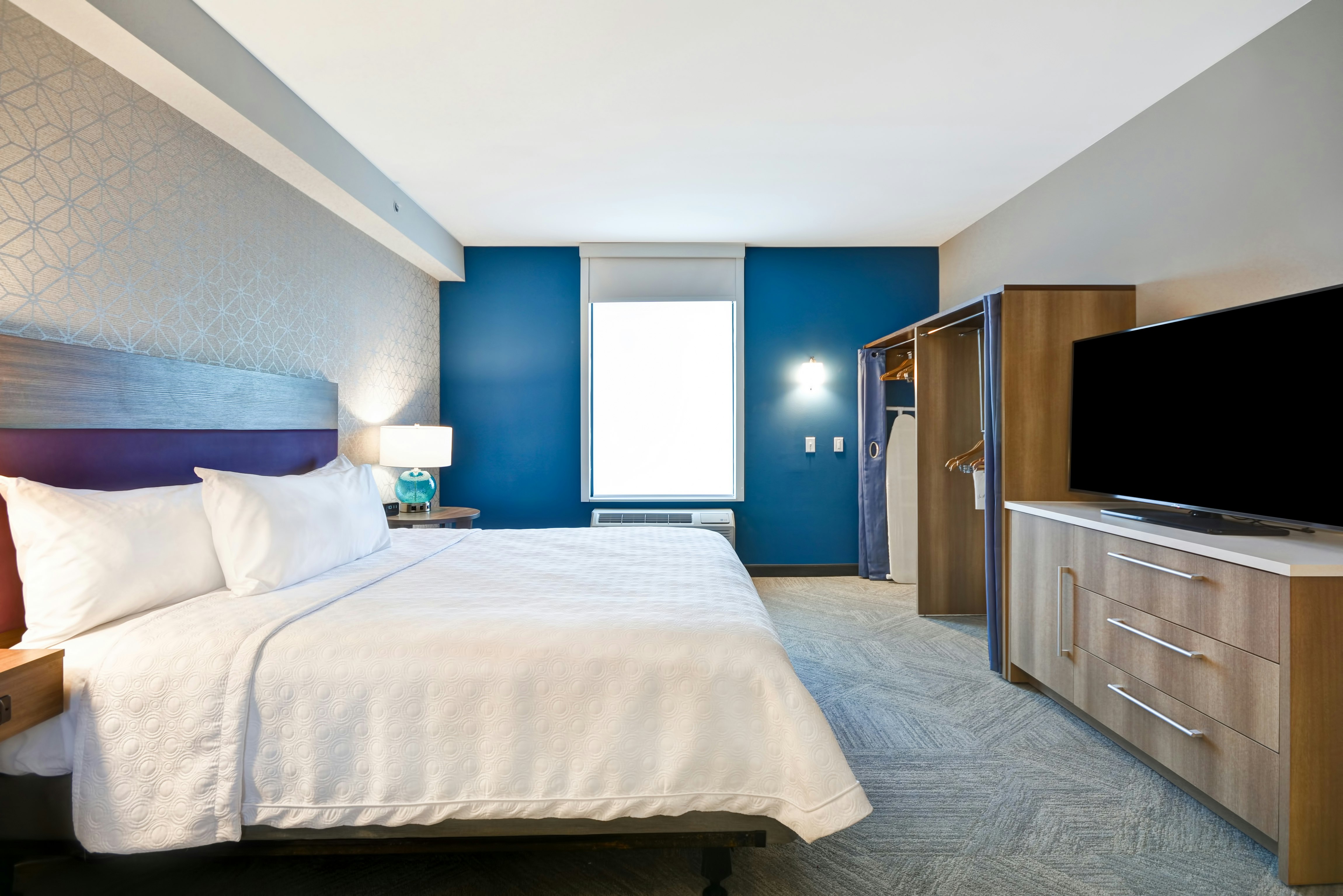 SUITE, KING BED, ACCESSIBLE