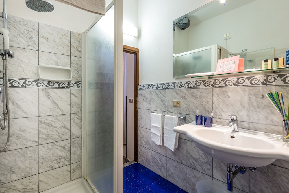 1 Bedroom, Queen Bed, Hotel Collodi 8/10