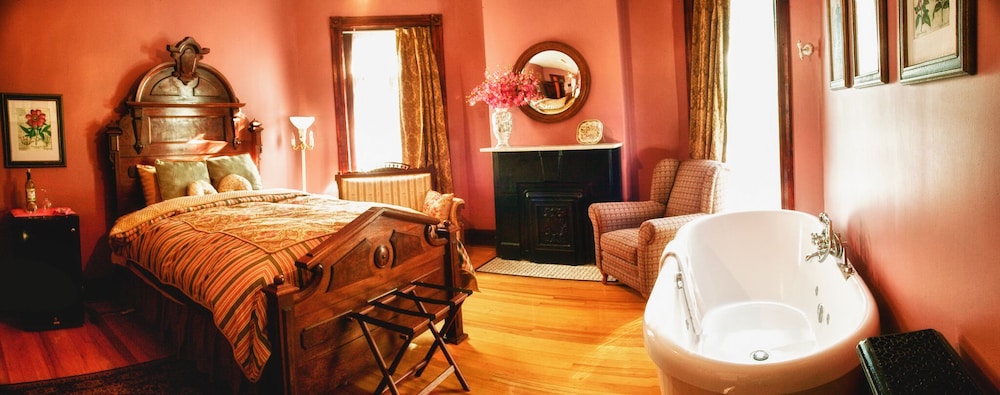 Whiskey Mansion Bed and Breakfast 18/22