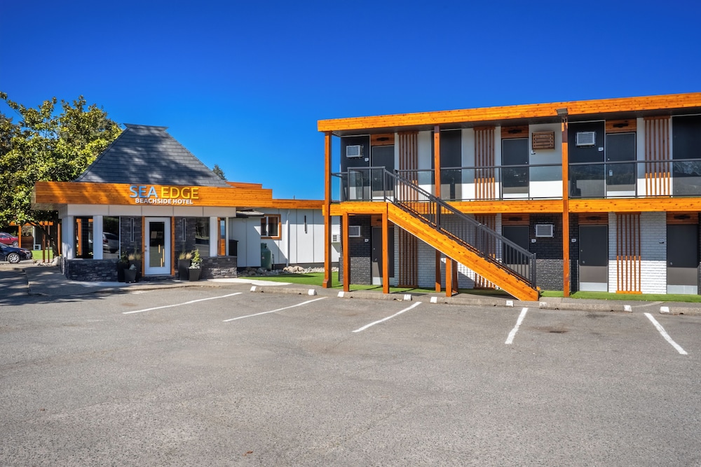 Sea Edge Beachside Hotel 50/59