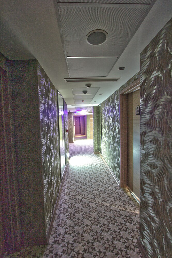 Edis Premier Hotel 23/37