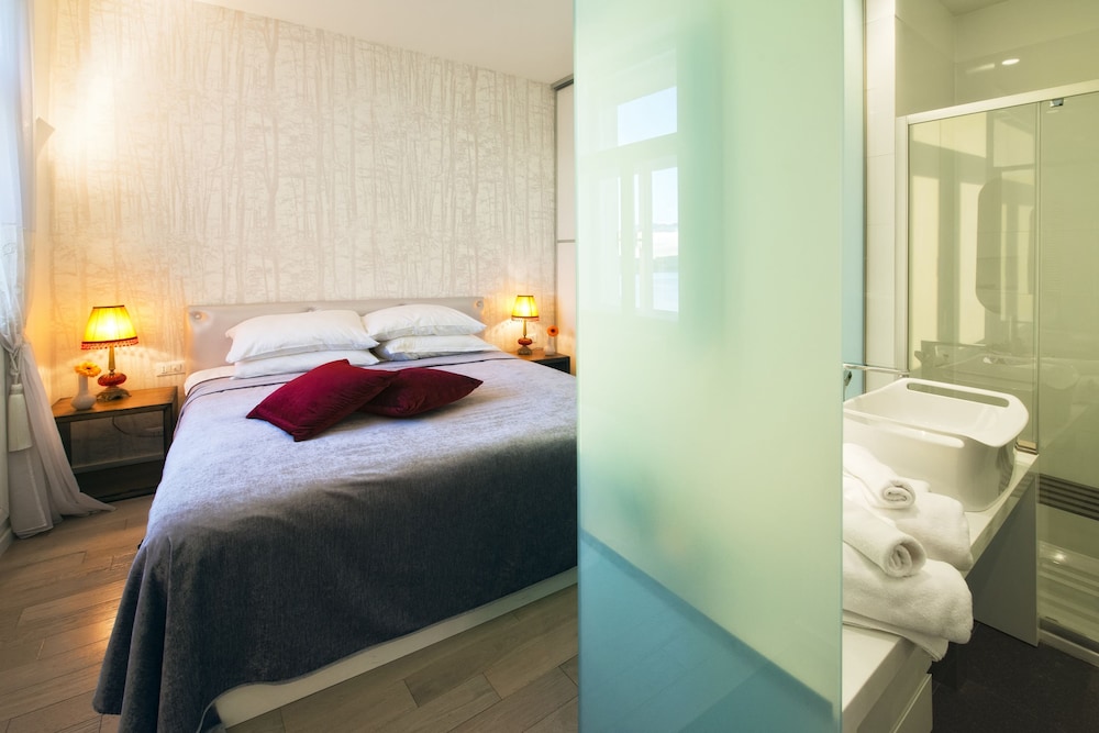 Riva Luxury Suites 25/50