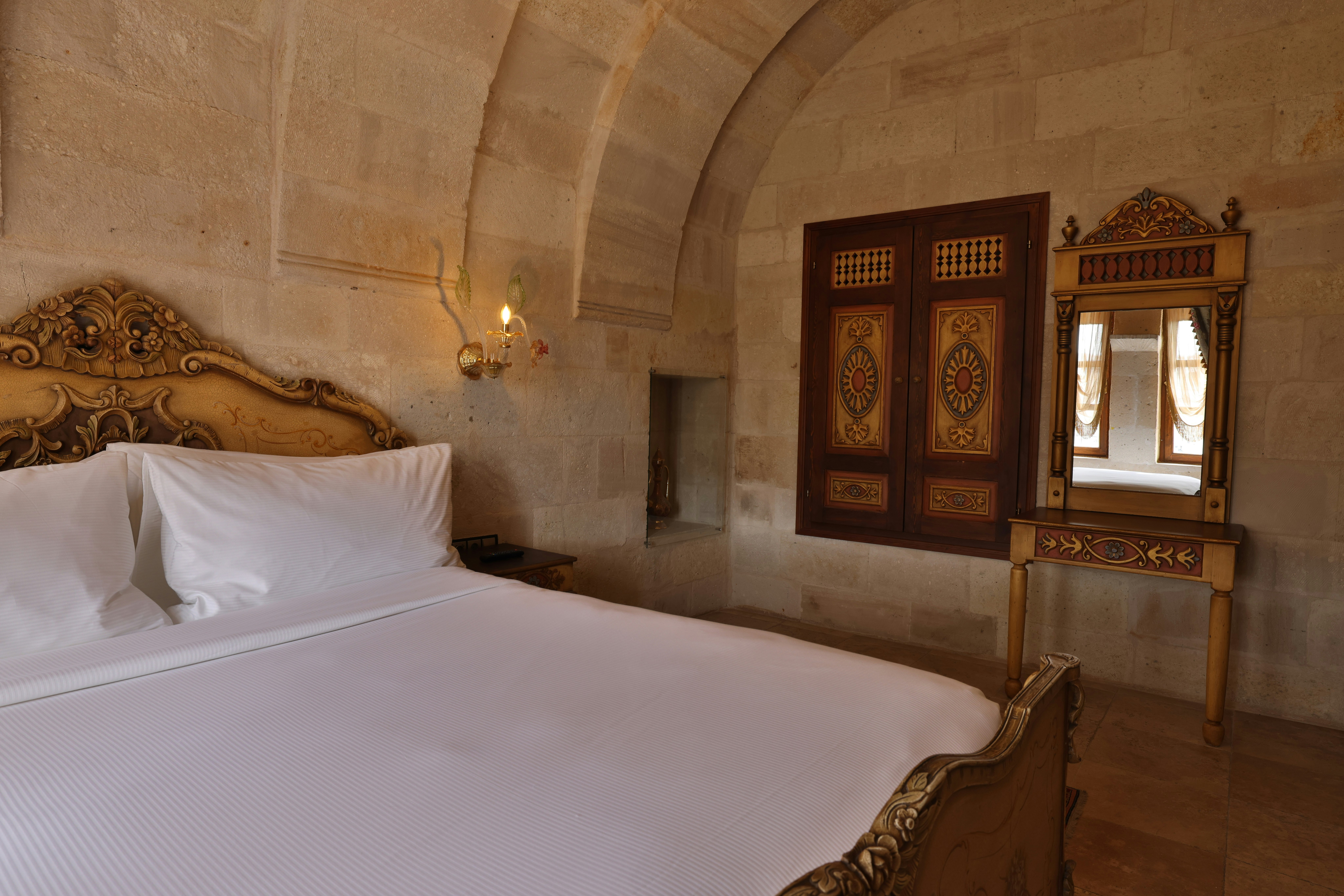 Cave, Junior Suite, King Bed