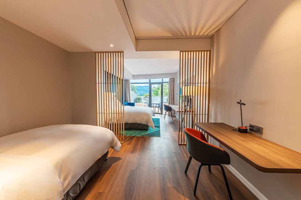 Xtra Space, Standard, King Bed, River View