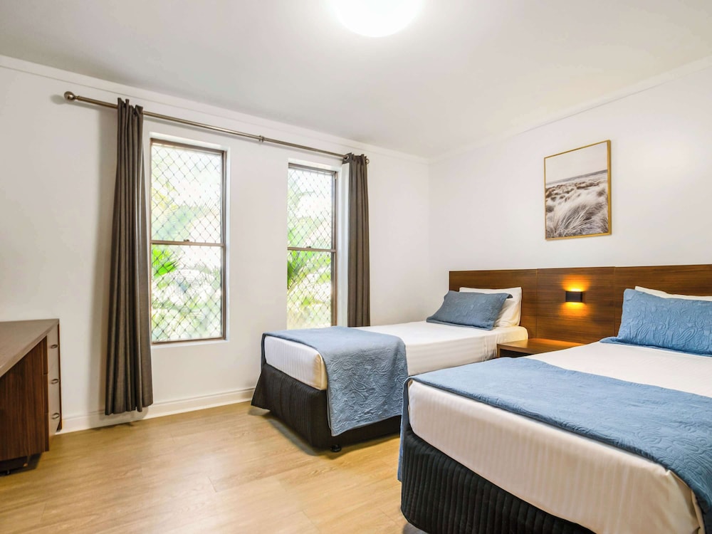 Standard, 1 Queen and 1 Single Bed