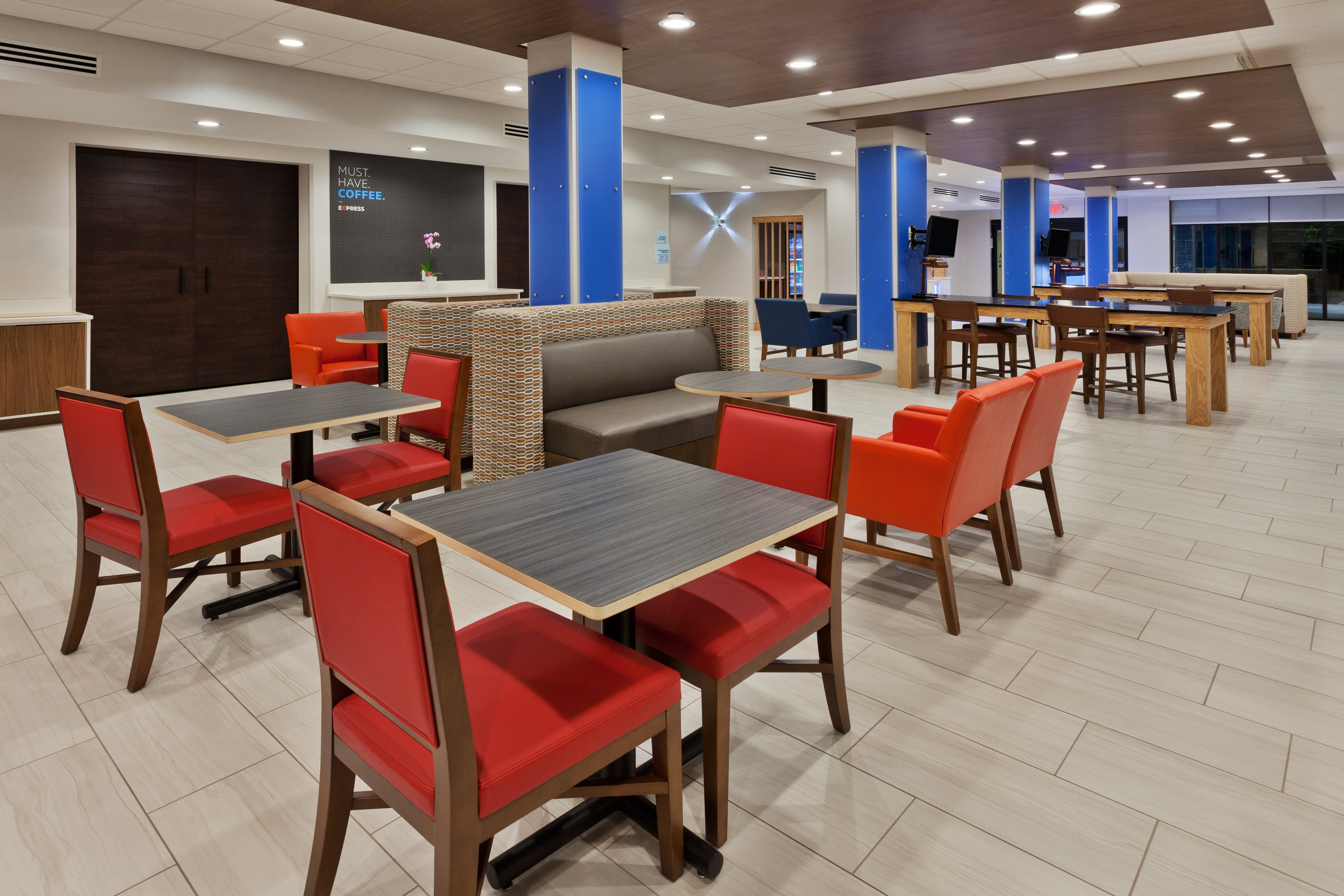 Holiday Inn Express & Suites Fayetteville 39/62