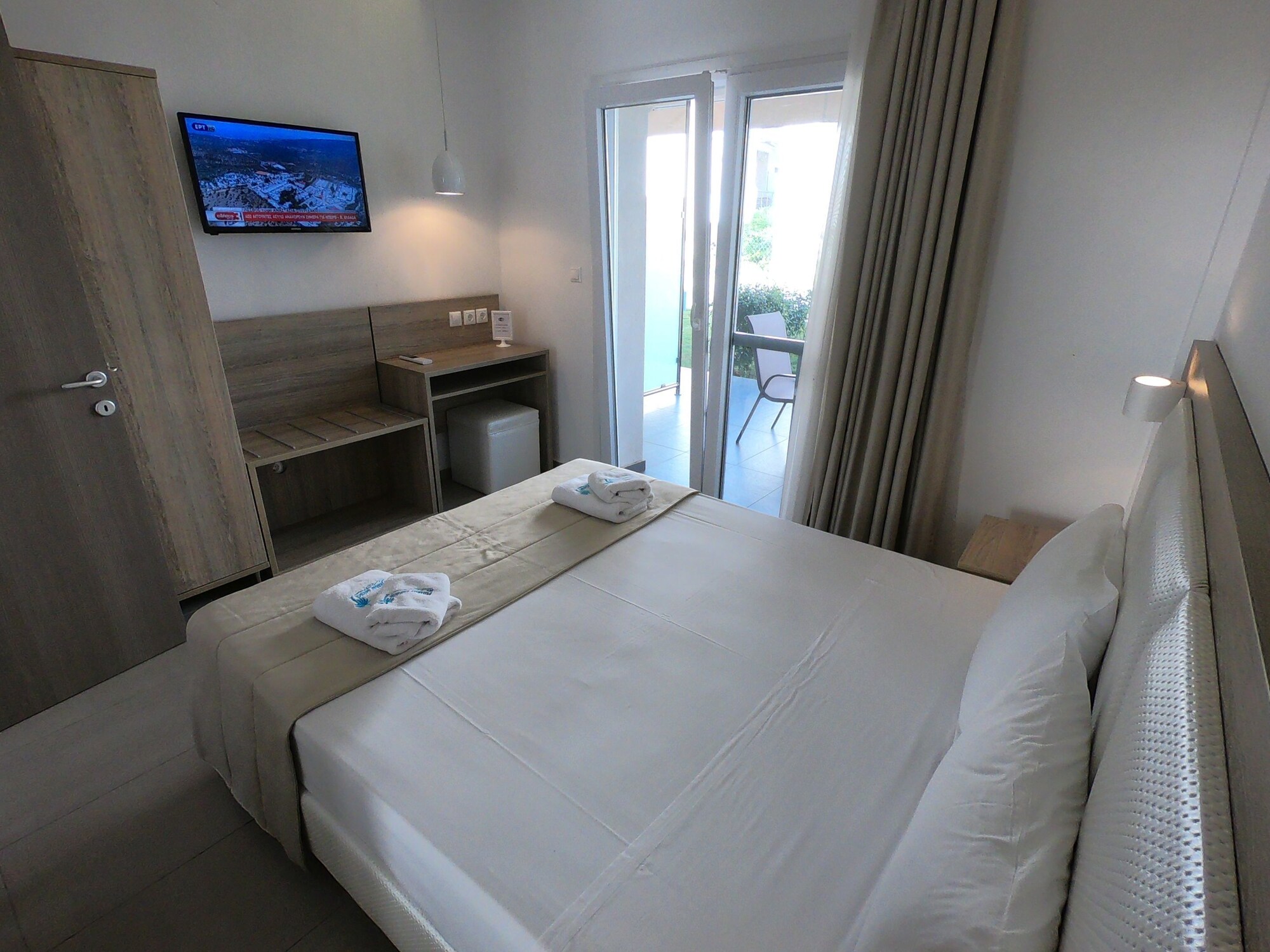 2 Bedrooms, Design, Suite, Queen and Twin Beds, Garden View, Garden Area