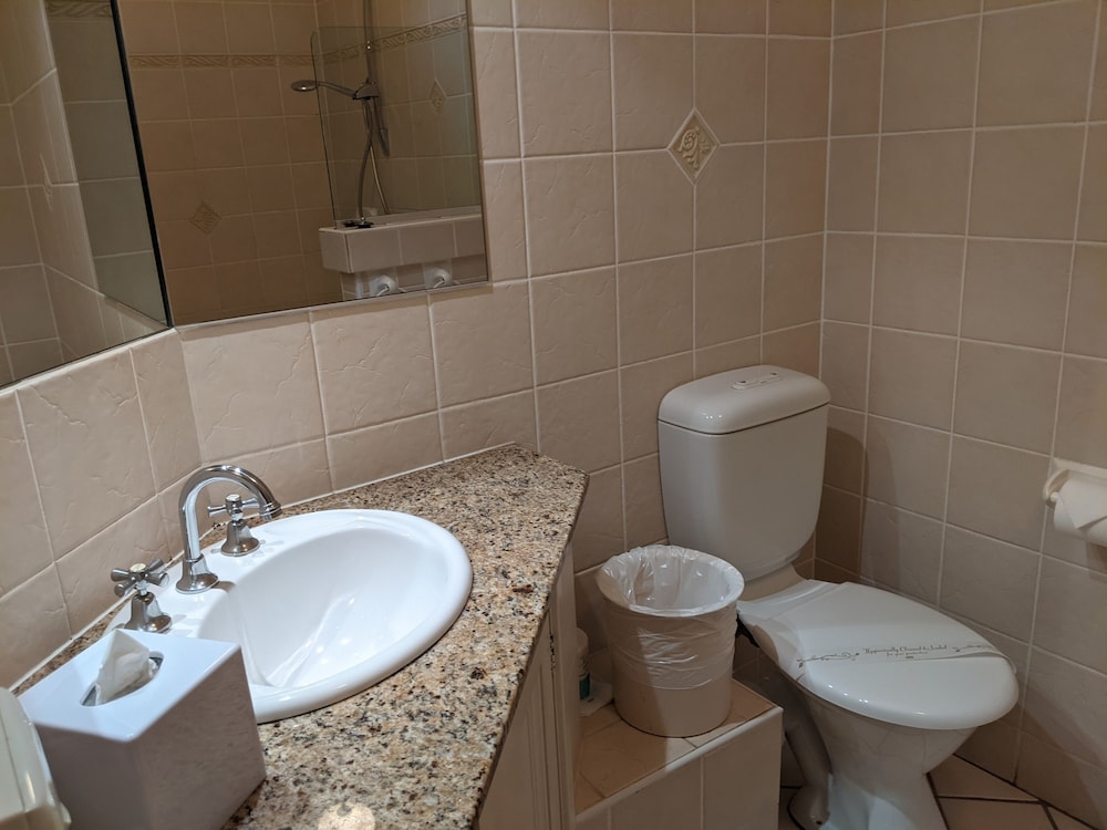 Spa, Queen Bed, Shared Balcony