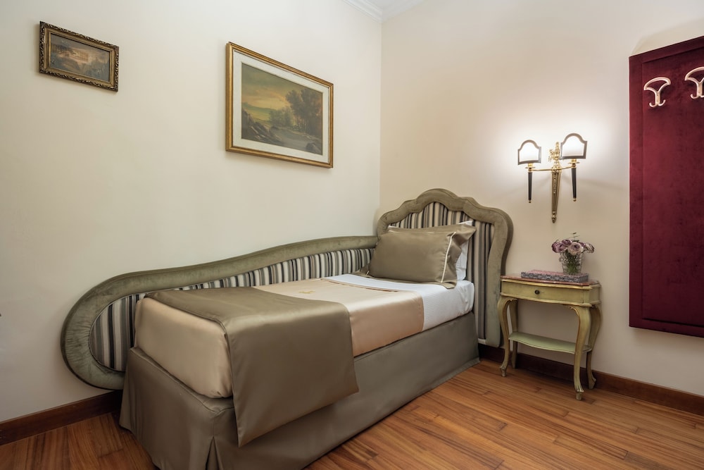 ROOM, SINGLE