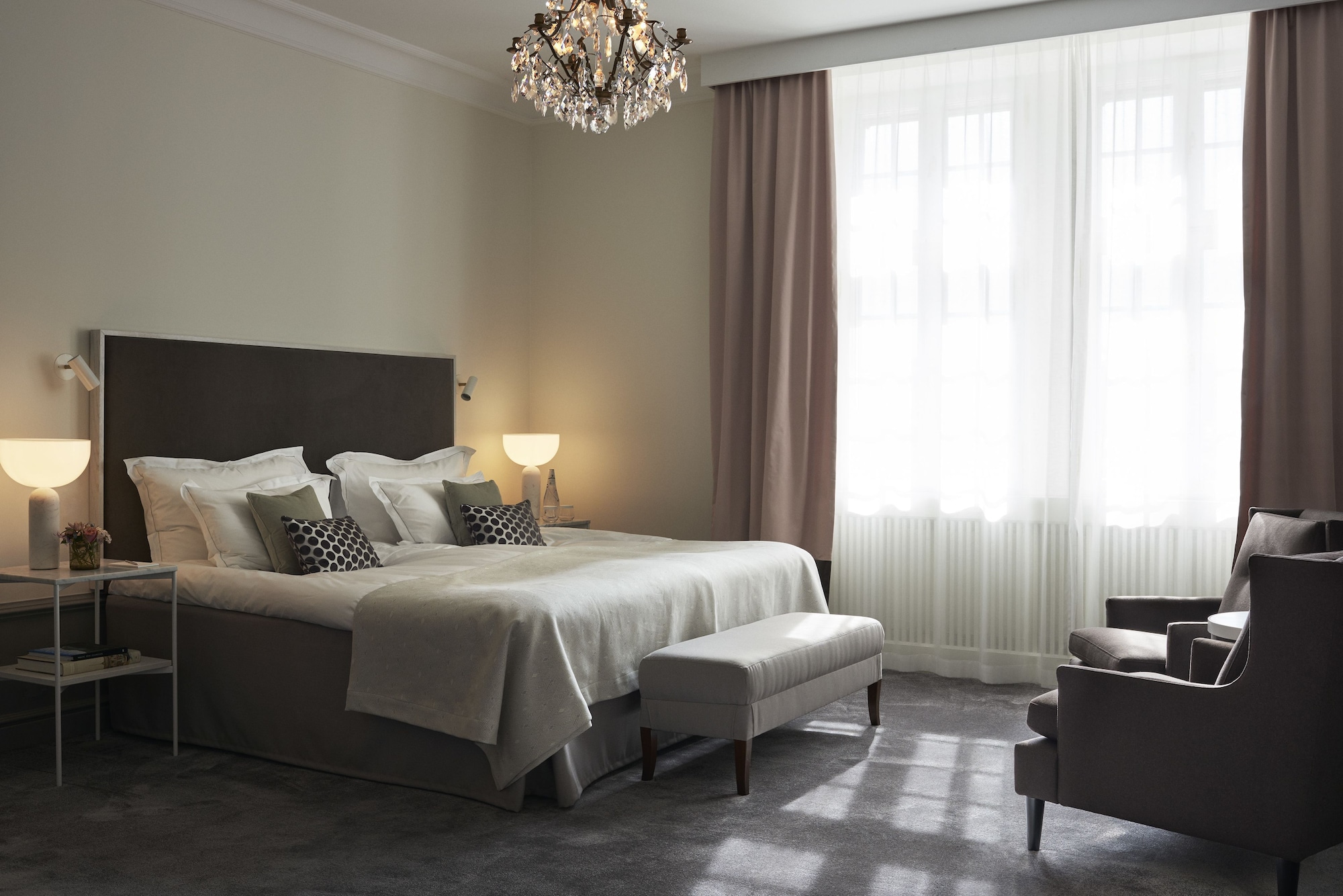 Deluxe, Queen Bed, Street or Courtyard View