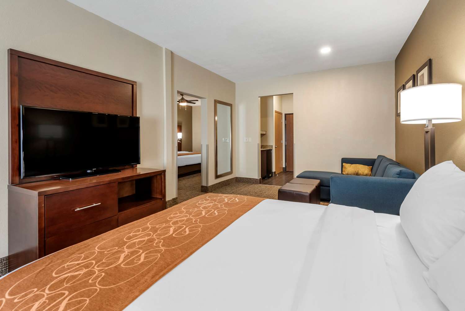 Room, 1 King and 2 Queen Beds