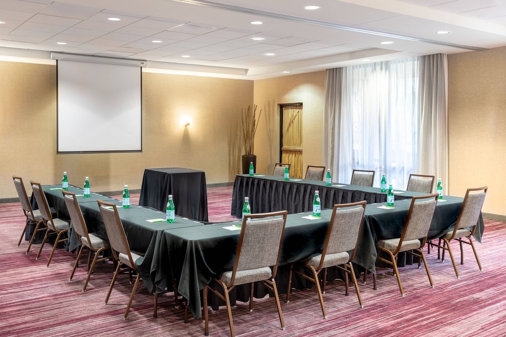 Courtyard Marriott Denton 46/47