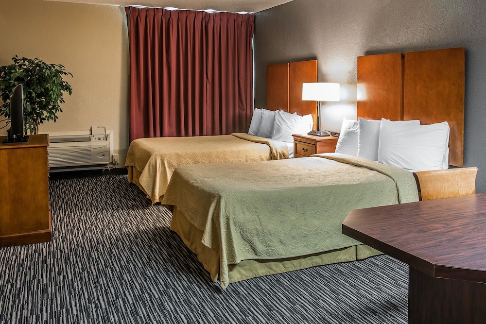 Quality Inn & Suites Livonia - Detroit 12/38