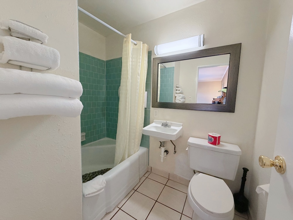 Royal Inn and Suites 40/42