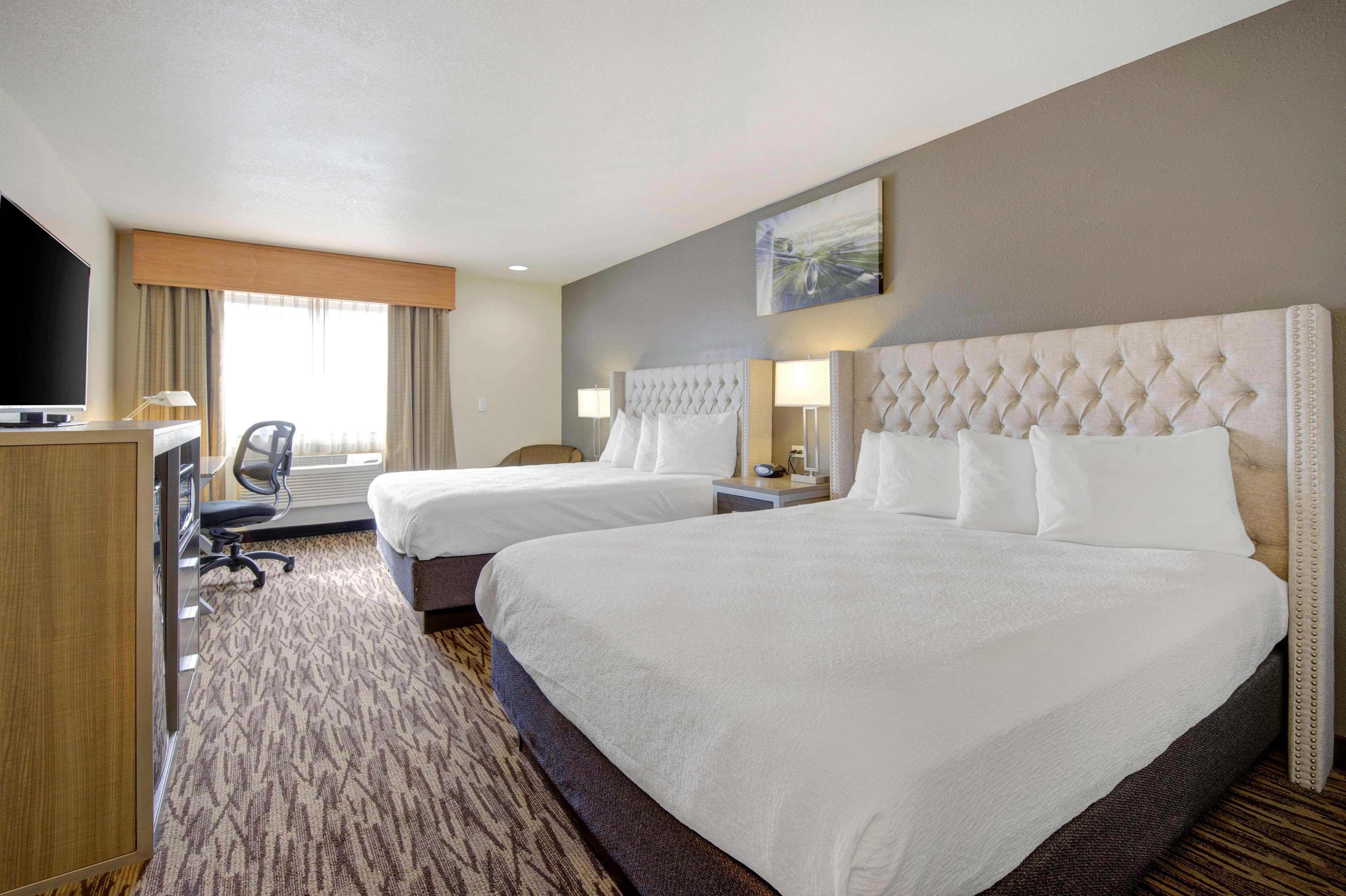 غرفة بسرير كوين، Best Western Plus Peppertree Airport Inn 2/5