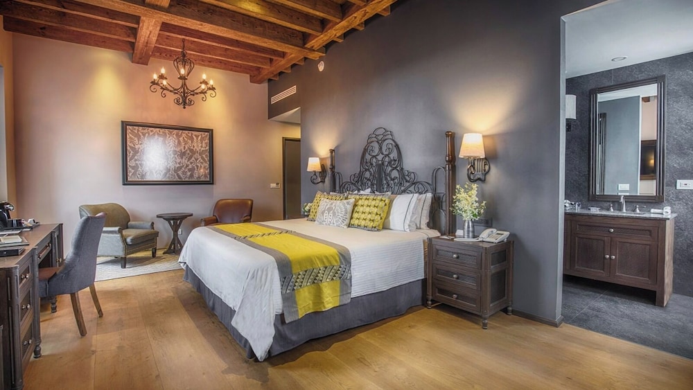 JUNIOR SUITE, KING BED, CITY VIEW