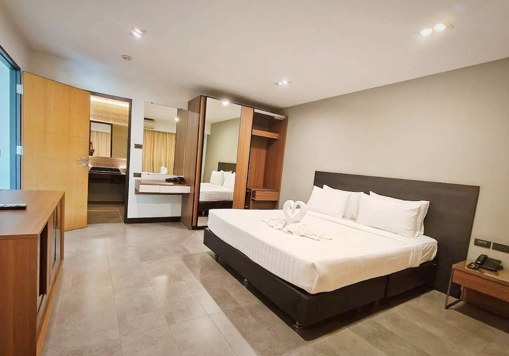 SUITE, CITY VIEW, KITCHENETTE