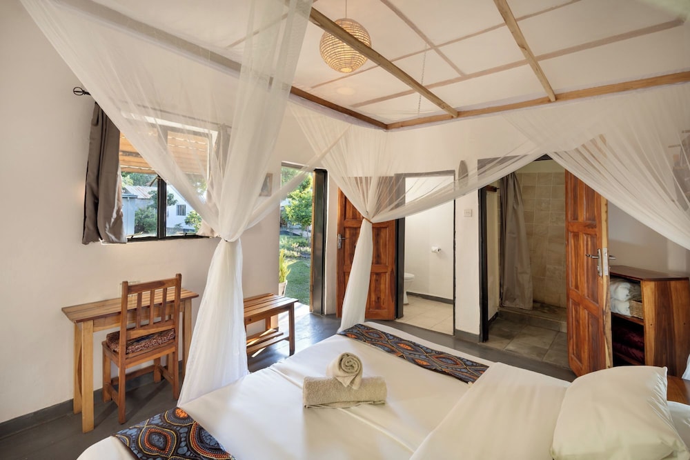 ROOM, DOUBLE OR TWIN BED