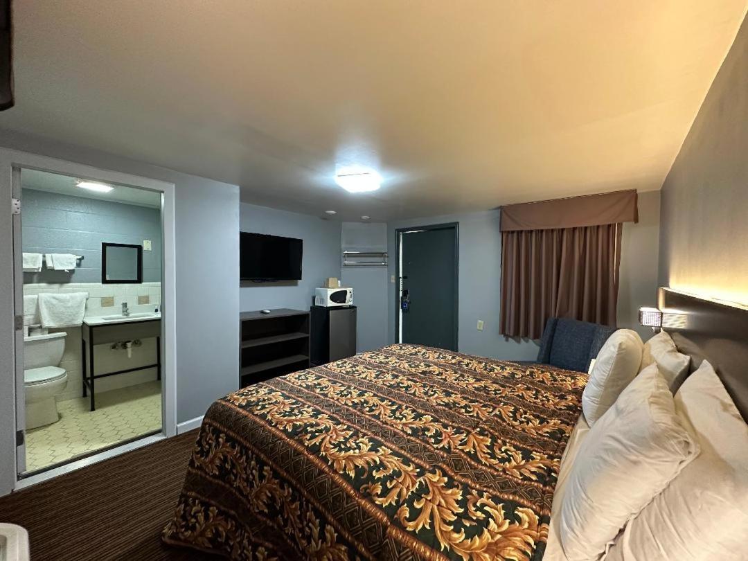 Economy, Queen Bed