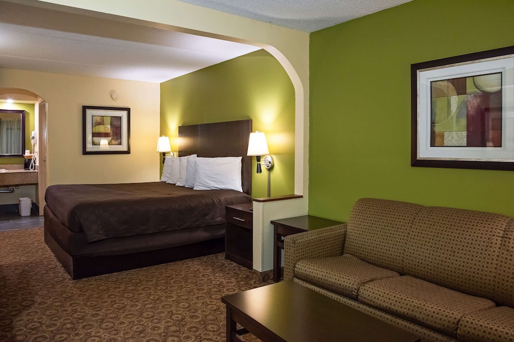 Rodeway Inn & Suites Clarksville near Governors Square Mall 17/22