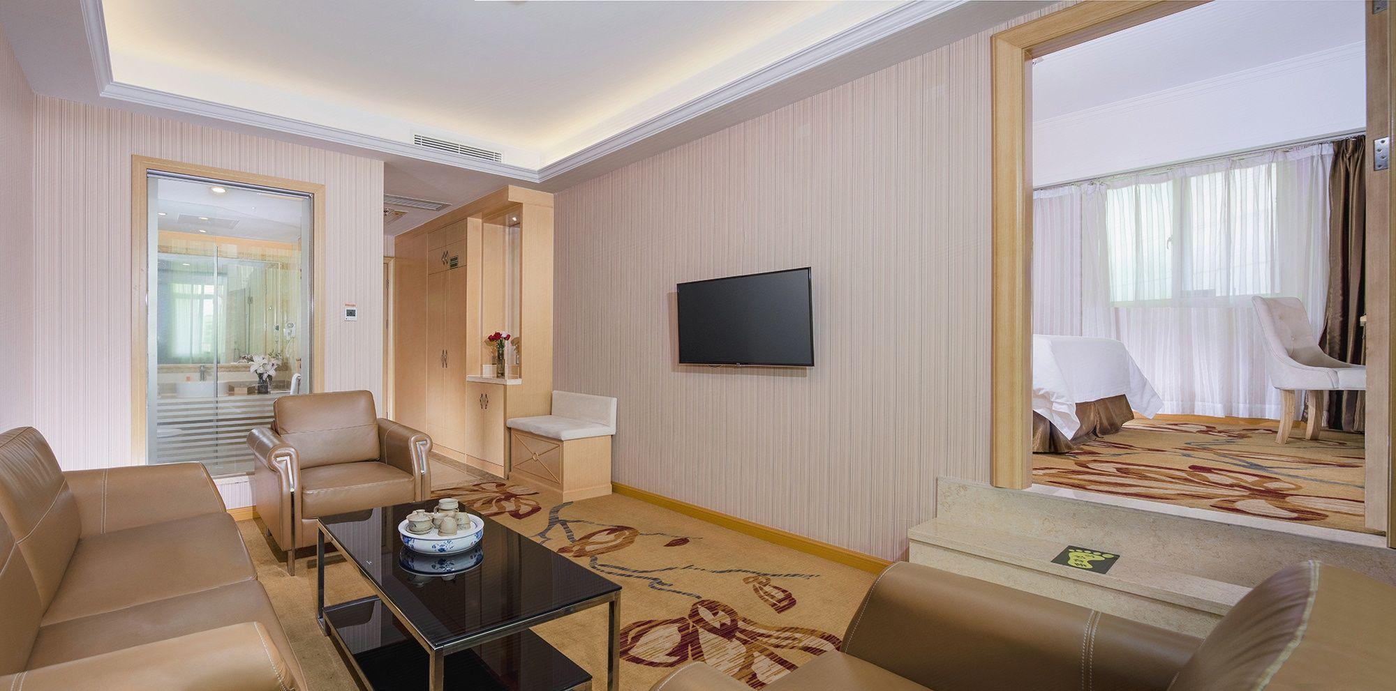 Vienna Hotel (Huizhou Railway Station) 26/35