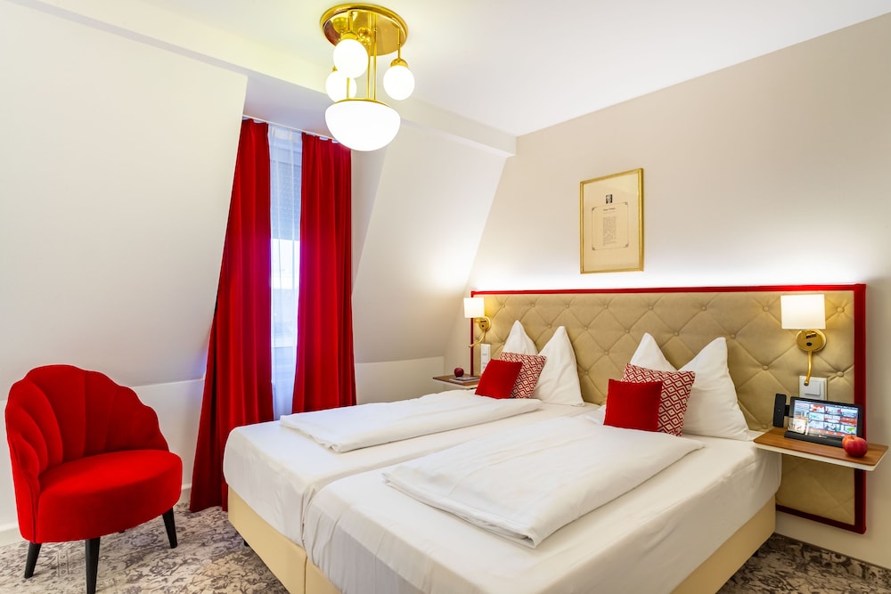SUPERIOR, QUEEN BED