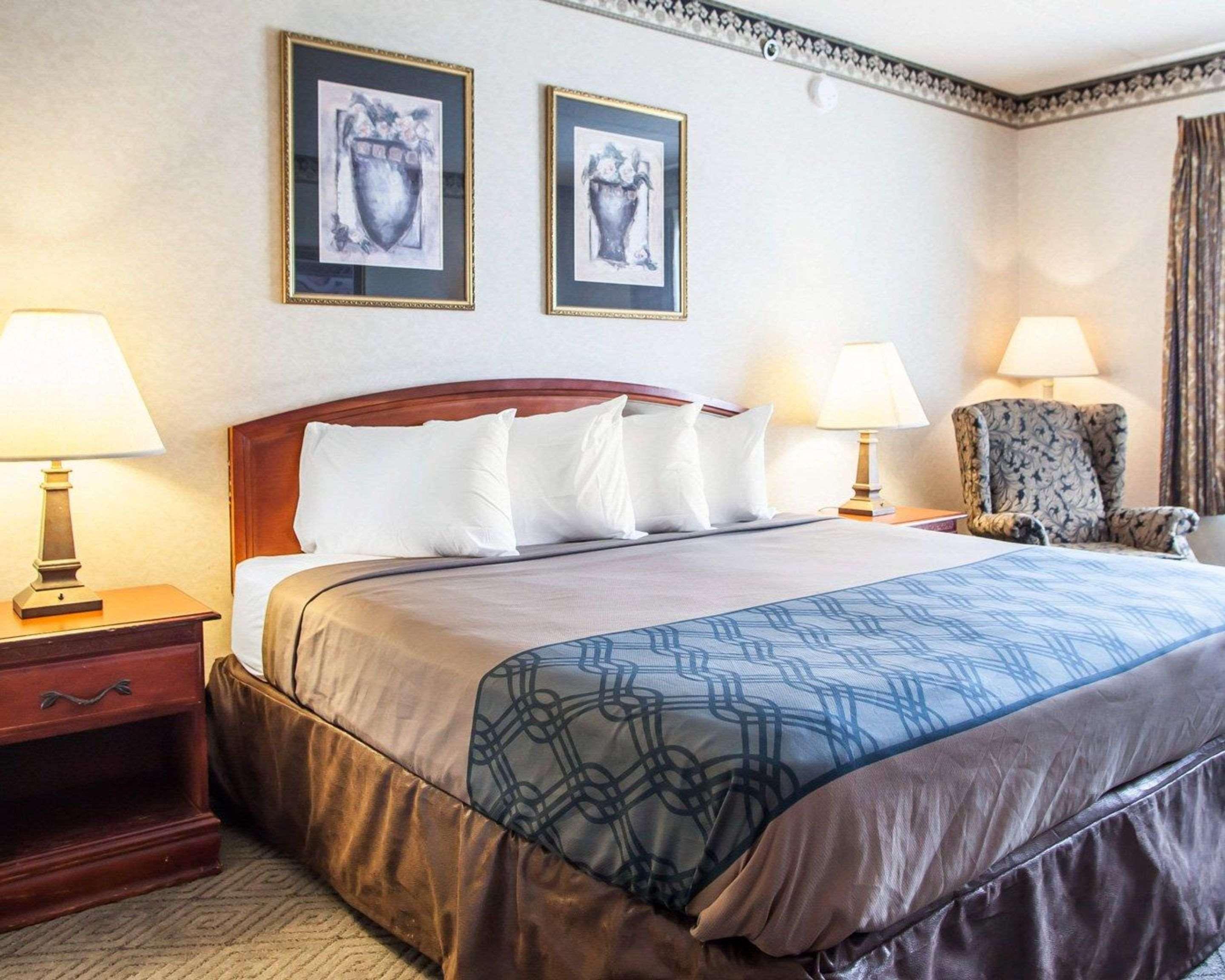 ROOM, KING BED