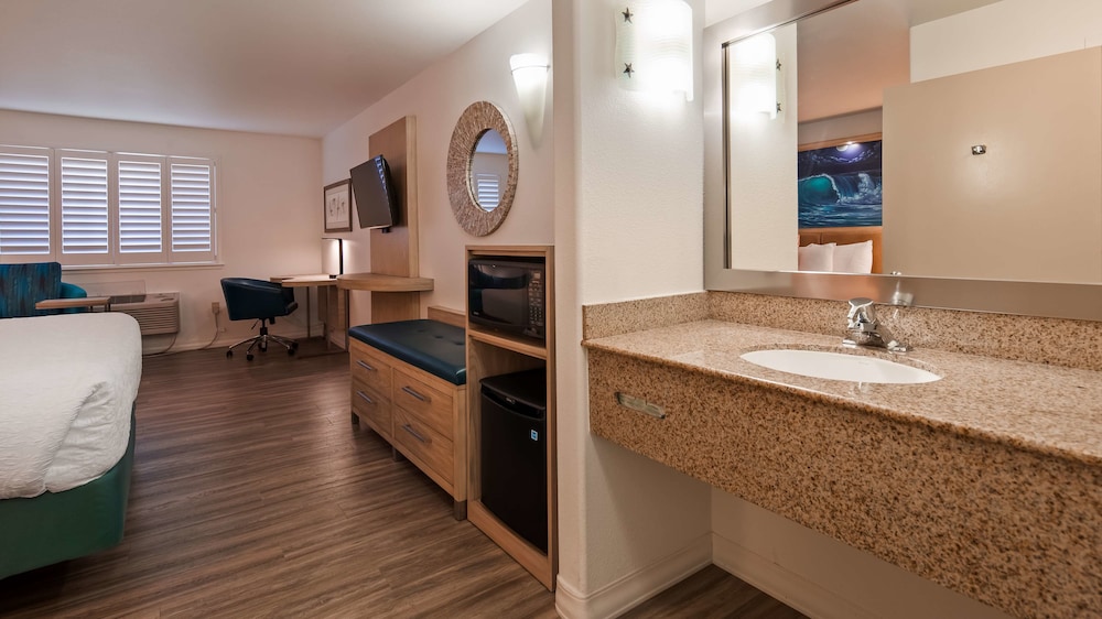 Best Western Plus Capitola By the Sea Inn Suites 42/55