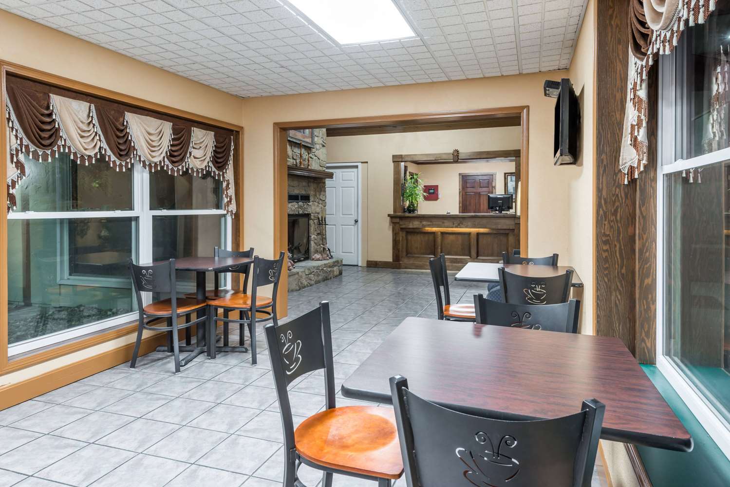 Super 8 by Wyndham Higginsville 6/11