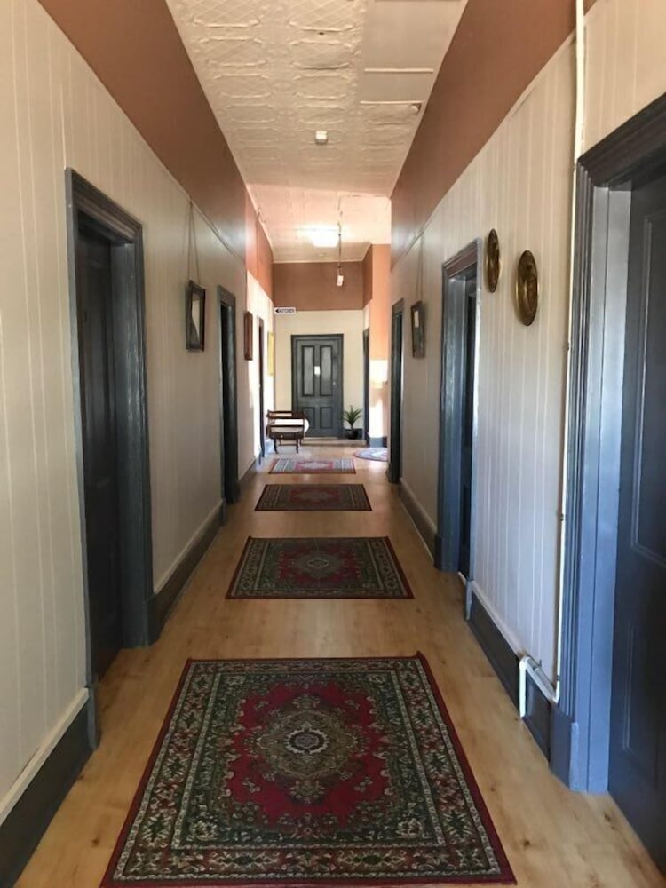 Pampas Motel 8/53