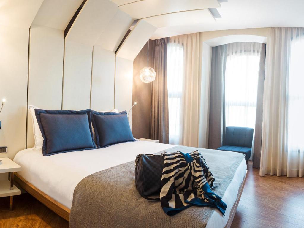 Deluxe, City View, Maroon Hotel Pera 5/7