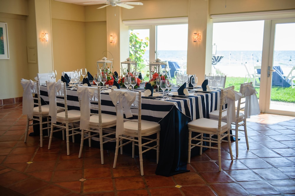 Edgewater Beach Hotel 44/64