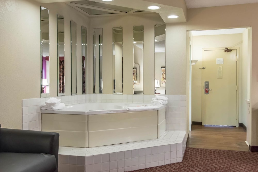 Econo Lodge Inn and Suites Joplin MO 8/42