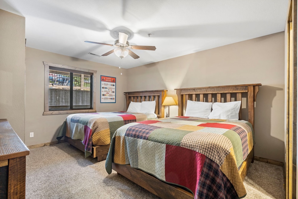 Condo, 1 King and 2 Queen Beds, Murphy Bed, Sofa