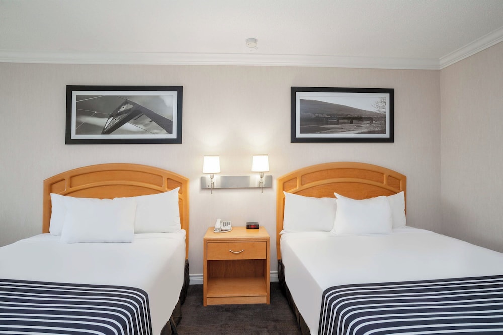Studio, 2 Queen Beds, Kitchen, Sandman Hotel Revelstoke 5/7