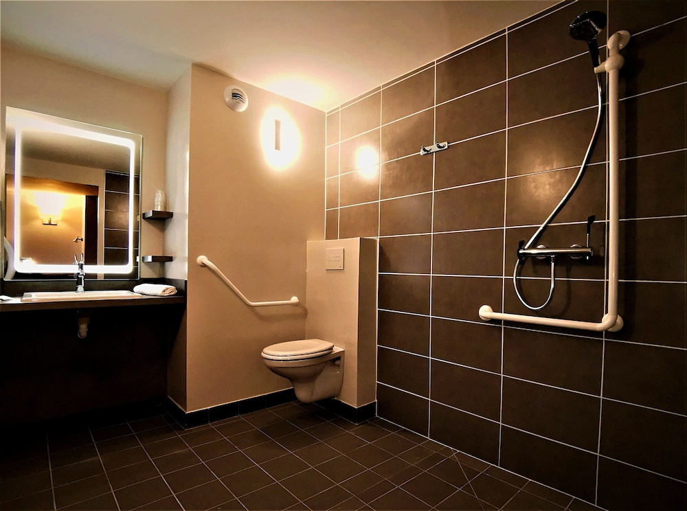 Brit Hotel Confort Pau Lons 19/36